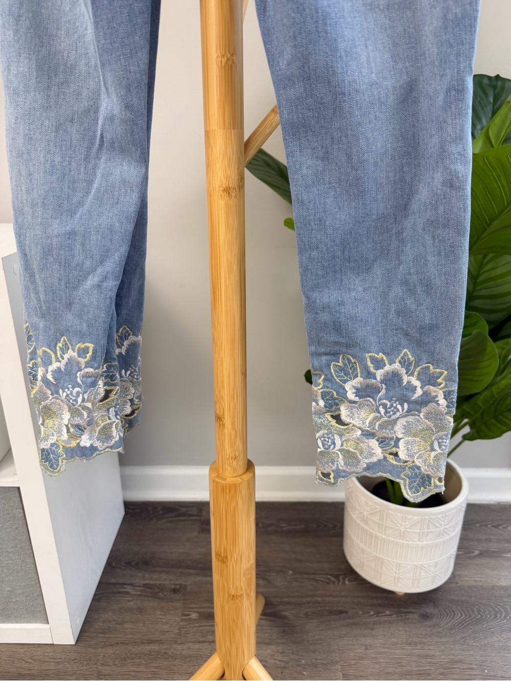 Pilcro Embroidered High-Rise Cropped Bootcut Jeans Sz 29 - Picture 9 of 11